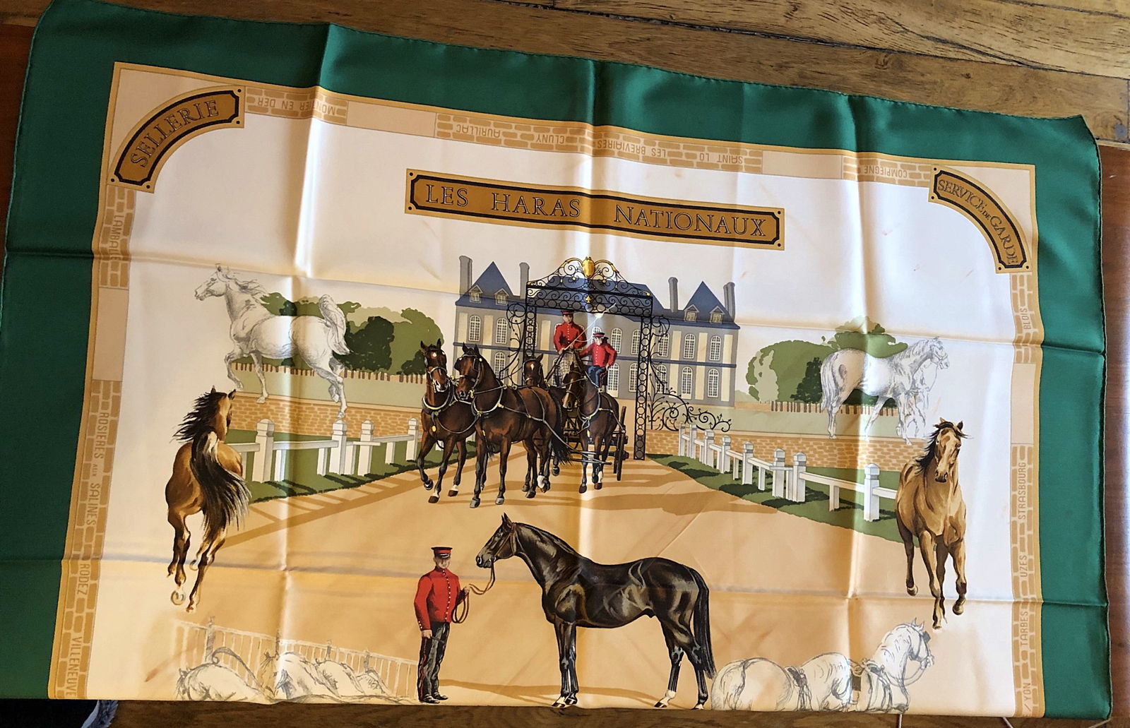 Carré Hermès 90X90 « Les haras nationaux » sur Gens de Confiance