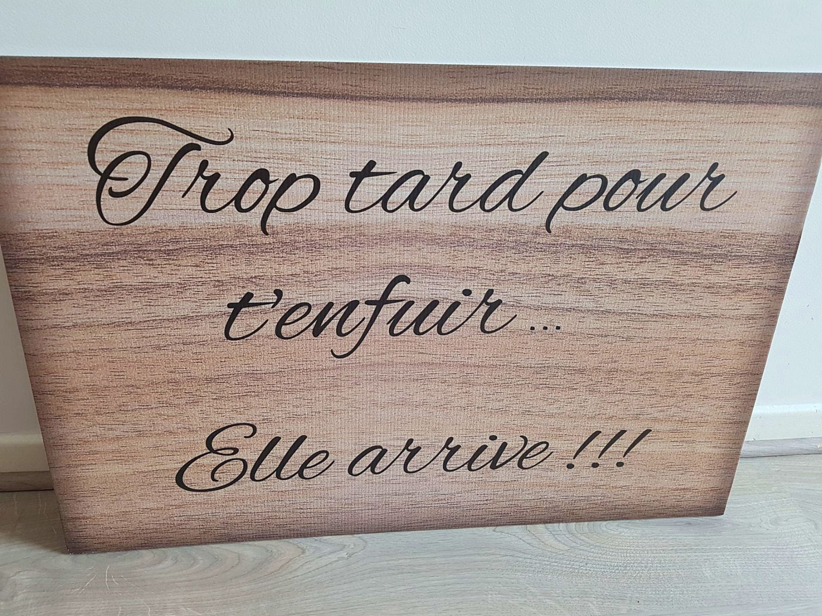 Pancarte Trop Tard Pour T Enfuir Elle Arrive Panneau pour entrée mariage &quot;Trop tard pour t'enfuir… Elle arrive  !!!&quot; sur Gens de Confiance