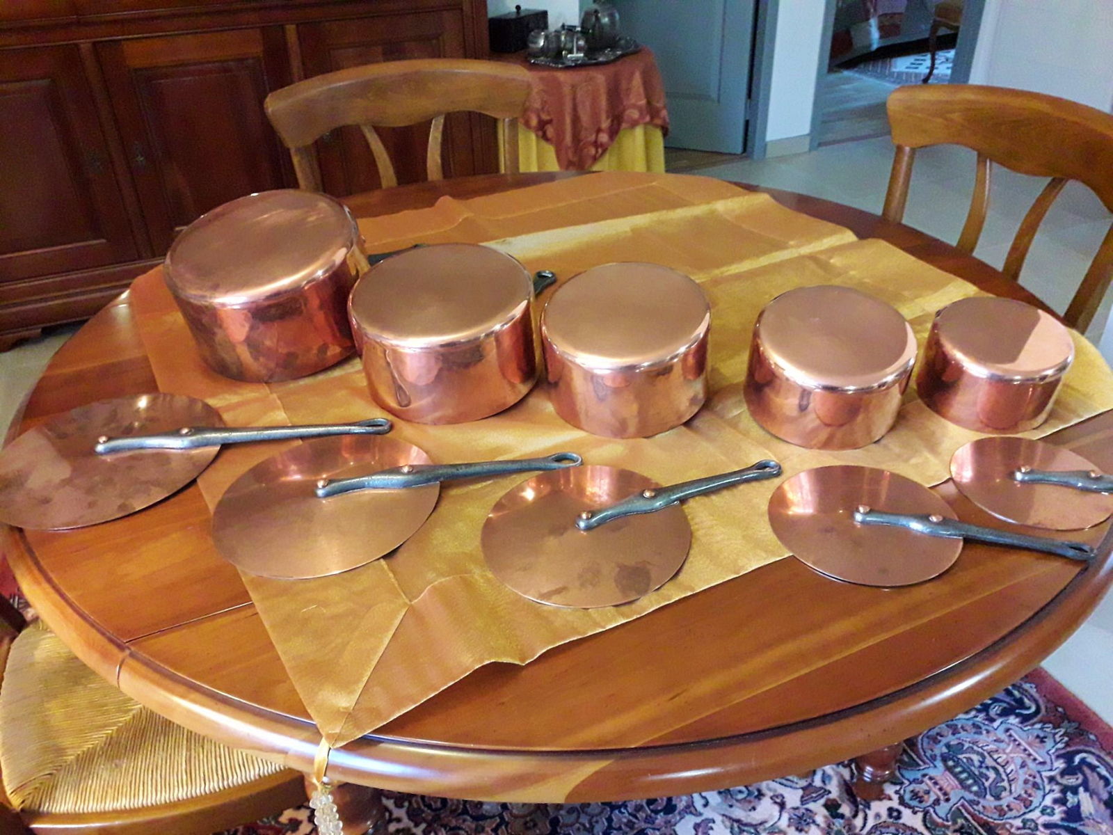 Série de 5 casseroles en cuivre martelé et étamé sur GensDeConfiance