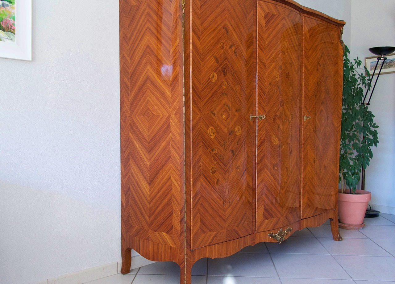 Vends armoire bois de rose 3 portes style Louis XV sur Gens de Confiance